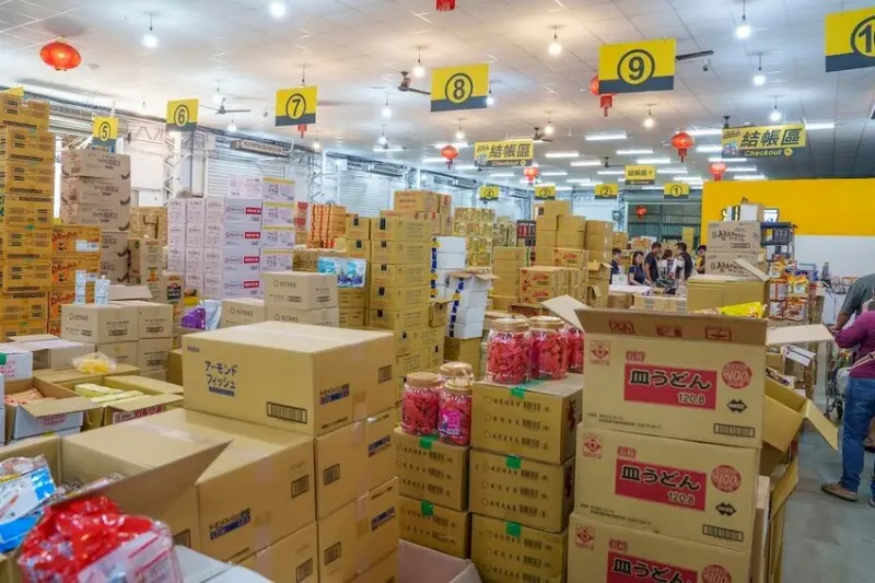 雙11送iPhone 全台最狂零食直播｜嘉義最大，佔地千坪零食批發！ · 算命的說我很愛吃