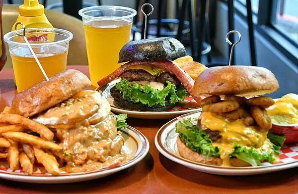 【新北板橋】樂漢堡美式餐廳 LOVSS BURGER，板橋車站美式餐廳，客製化漢堡搭配，手工漢堡排，自製醬料