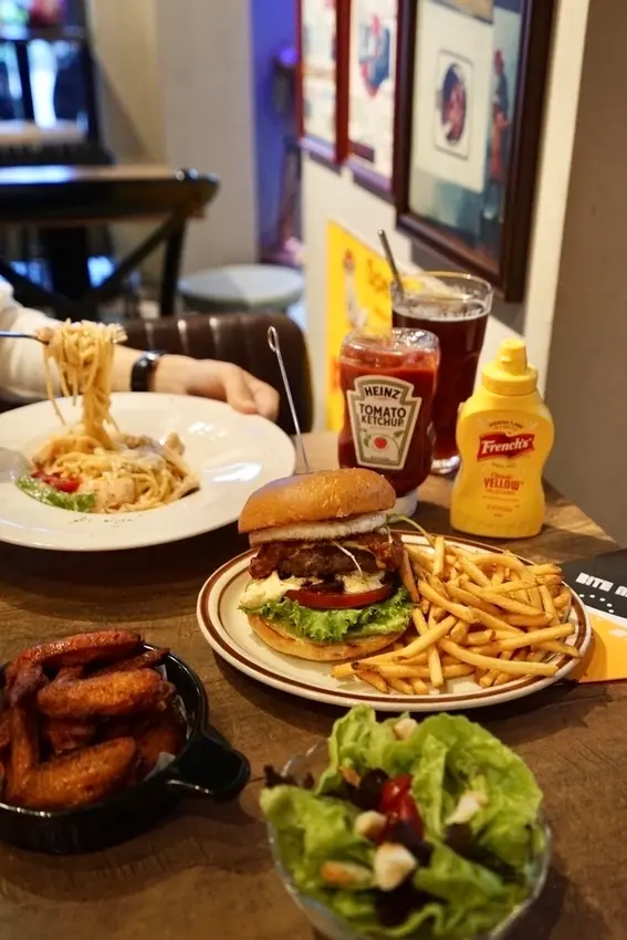 樂漢堡美式餐廳LOVSS BURGER - 爆汁極厚手作牛肉漢堡排！義大利麵、燉飯、披薩多種美式料理任你選，板橋美食推薦