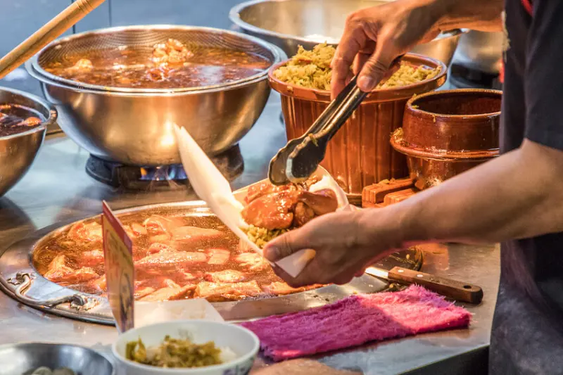 新北市三重區33年知高飯(玉知高華知高飯)｜飄香五十年在地老店，肥嫩嫩滷香腿庫知高飯