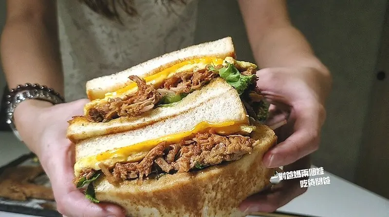 高雄鳳山。超高CP值的義大利麵複合式餐廳『夏德莉早午晚餐』比臉大手撕豬總匯、超酥脆起司豬肉煎餅，還有許多主食、飲品可是樣樣經典，更是一人食、聚會共食小敘的小餐館首選。