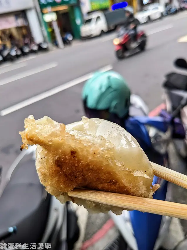 【基隆食記】東霖煎餃 - 藏在巷弄中的基隆人早餐，內餡有滿滿的高麗菜絲