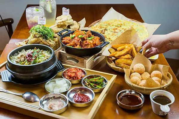 中壢美食-中壢也有好吃的韓式釜山豬肉湯飯啦！Garden 313強力推出在冬天也能讓身體暖呼呼的釜山豬肉湯飯，還有新口味的青蔥炸雞喔～（邀約