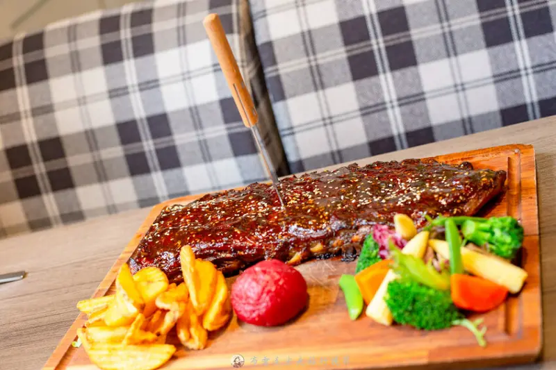 落羽松綠茵包圍的超美木造白屋餐廳，沒想到餐點也是無敵強，用餐還有免費停車喔！｜布雷克出走旅行視界