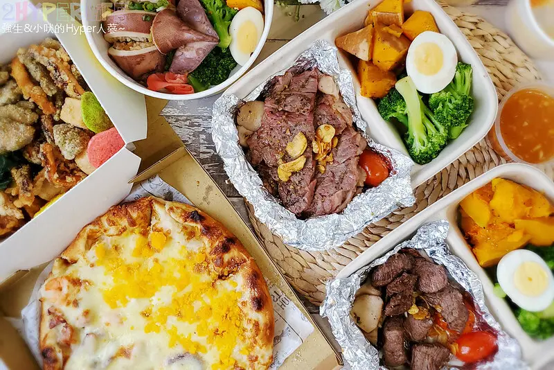 防疫便當都在百元內，牛室精選排餐外帶回家享用一樣美味！搭配披薩和鹹酥雞根本超邪惡大餐呀～