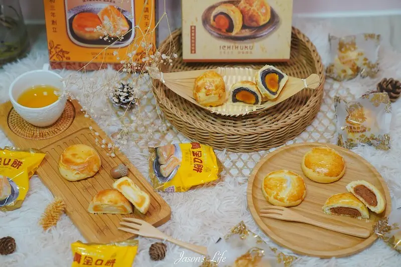 【台中西屯｜美食】一福堂。中秋送禮強檔，猶如菠蘿般酥皮的蛋黃酥，滿滿紅豆沙，加入麻糬的Q餅更是停不了