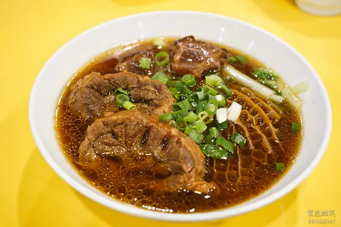 宜蘭縣頭城鎮龍記牛肉麵》每天只賣三小時，必吃牛三寶大塊牛肉好過癮