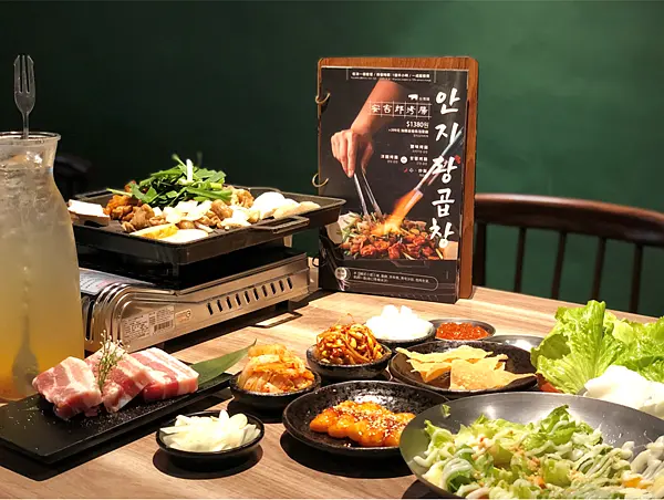 【台北美食￭松山區】男宅韓館돼지곱창￭安吉郎烤腸套餐x台灣獨有韓式烤腸，值得呼朋引伴來品嚐║松山區韓式烤肉推薦、小巨蛋韓式烤腸推薦