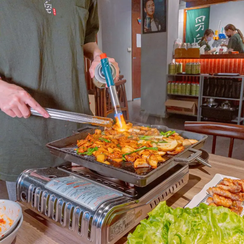 小巨蛋韓式烤腸推薦，道地韓式吃法讓你印象深刻，生菜包肉也是必點，松山區韓式烤肉推薦 | 【台北 松山區】男宅韓館돼지곱창