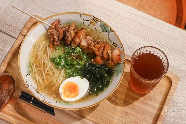 【台中美食】南區。鹹甜雞腿串燒+雞清湯拉麵，吸睛又好吃｜一丸老麵