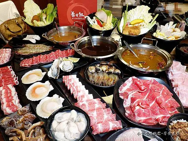桃園火鍋吃到飽推薦/4人同行一人免費/可使用振興券【蒙古紅蒙古火鍋中壢店】3種湯底~百種以上吃到飽食材/8款肉品無限續~超大安格斯牛肉必點(食記/菜單/停車資訊）寵物友善餐廳