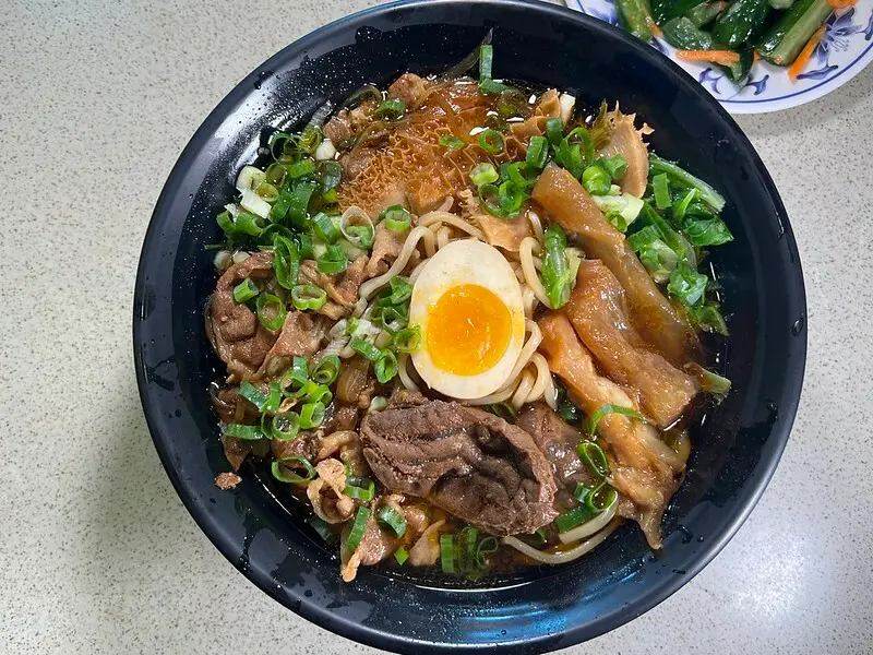 【台灣，嘉義市，東區】來吃一碗冠軍牛肉麵～半畝田北方麵食館。（嘉義美食/嘉義東區美食）
