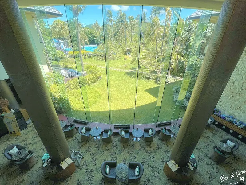 墾丁凱撒大飯店》大廳酒吧~天光雲影的變化一覽無遺， 飲品、餐點全都有、還有冠軍牛肉麵