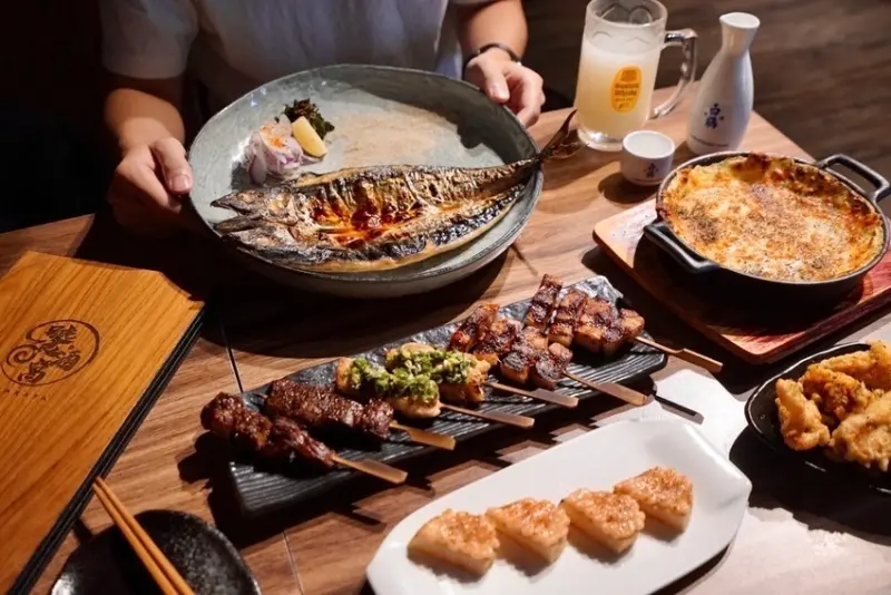 饕酒窩居酒屋 - 超浮誇比臉大一夜干，香濃牽絲舒芙蕾烘蛋，各式碳烤串燒，台北松山區居酒屋推薦、日式料理推薦