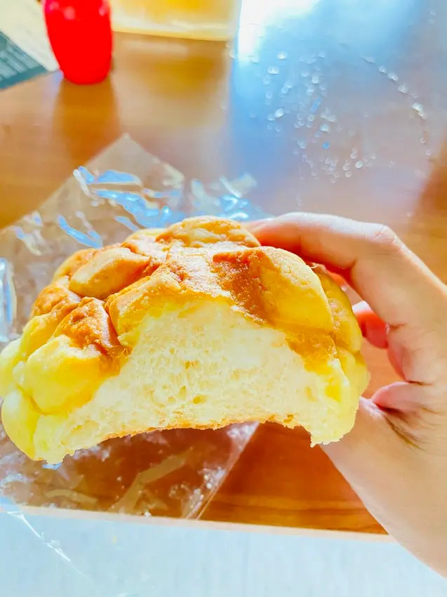 【台中 麵包】柳川彩繪麵包店~柳川 や，巨大的菠蘿麵包招牌跟星野波蘿一樣蓬鬆