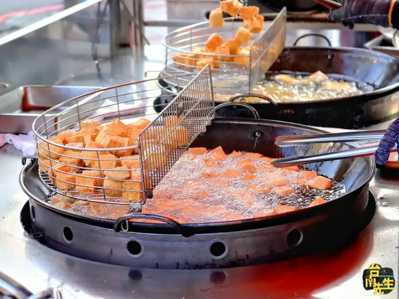 台南臭豆腐／無招牌無店名飄香近30年／一週只賣4天／下午才營業只賣3.5小時／限量供應賣完提早收／生意好到要發號碼牌／在地人從小吃到大／價格親民超佛心