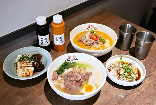 三重美食-二鬼麵舖三重店，獨特風味的清燉牛肉麵/泰式酸辣椰奶雞湯麵，台北橋捷運站必吃美食，近台北橋捷運站