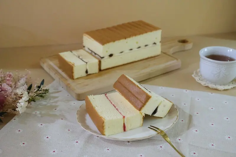 屏東伴手禮推薦，「大立麵包專賣店」新品棉花糖蛋糕，柔軟滑順、口味多種，還有「杏仁糖衣生乳冰淇淋泡芙」也很必吃喔！（附最新價位、訂購方式）