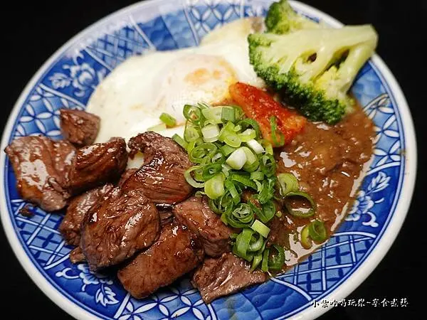 台中美食/北區好吃丼飯與便當【旻哥古早味台中店】必點每日限量招牌牛B飯。海陸雙拼~炙燒比目魚滷肉飯/藥膳牛肉湯。內用滿百打卡送小菜、有Uber eats外送服務(食記+MENU)