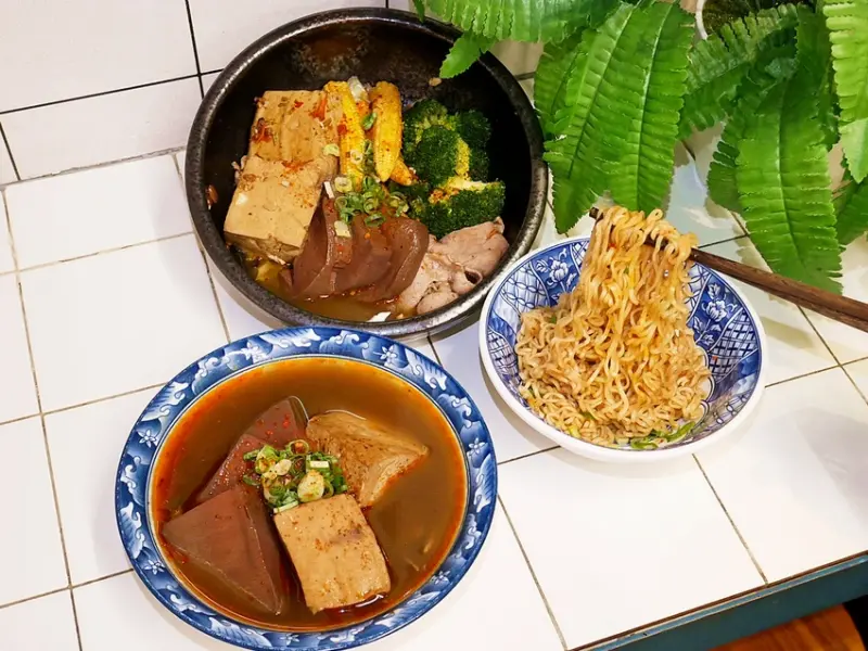 崇德路人氣消夜，營業到凌晨的麻辣鴨血豆腐，自行搭配食材，乾湯作法都好吃!
