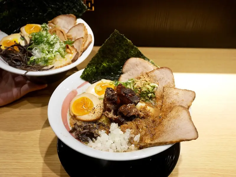 台中漢口路日式拉麵，豚骨魚介雙湯頭的結合更有層次，免費加一球麵吃超飽-火曜總本山