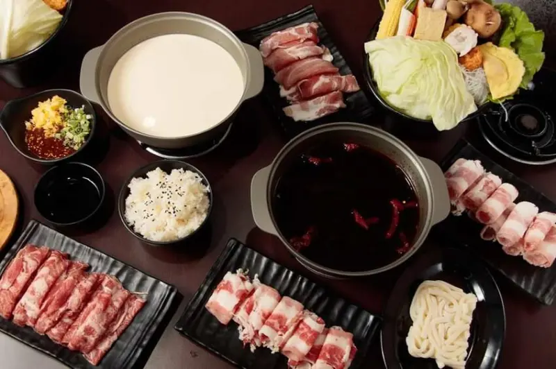 誰說中秋節只能吃烤肉，嘉義也有令人驚豔的個人雙鍋,，鮮鼎食鍋等你來嚐鮮。