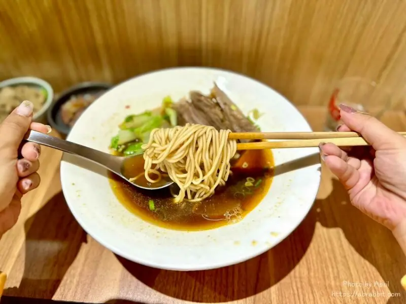 巷弄中的深夜牛肉麵-寶犢麵食