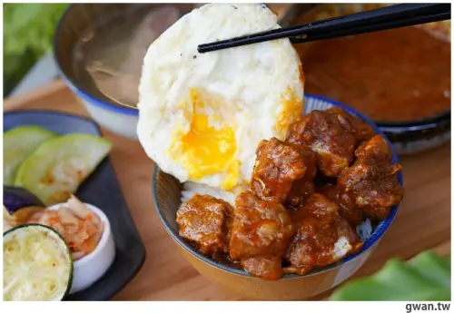 肉塊份量超大方，軟嫩好入口，這間地點超隱密，第一次來搞不好會迷路！