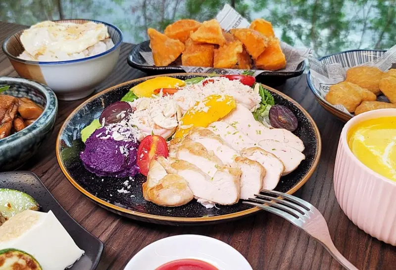 隱藏在巷仔內的低調人氣早午餐，超澎湃繽紛溫沙拉，限量經典三杯雞通通必點，早午餐就是要吃的夠滿足！