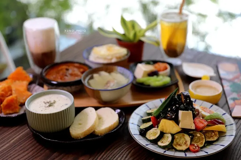 都市裡的綠洲！隱身在巷弄裡的森林系餐廳 激推銷魂咖哩梅花豬、櫛瓜嫩煎雞腿輕沙拉｜阿飛Brunch(台中火車站、大魯閣新時代購物中心)