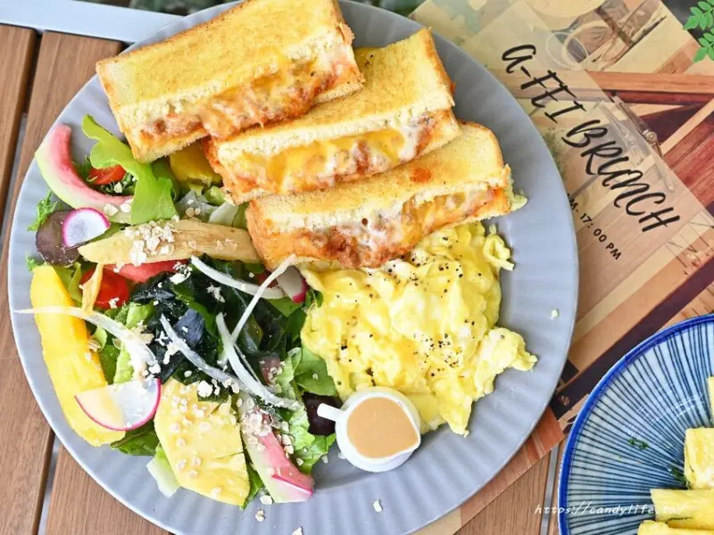 阿飛Brunch｜隱身在巷弄中的森林系早午餐，激推流心起司熱壓吐司超邪惡，還有咖哩飯有好好吃～