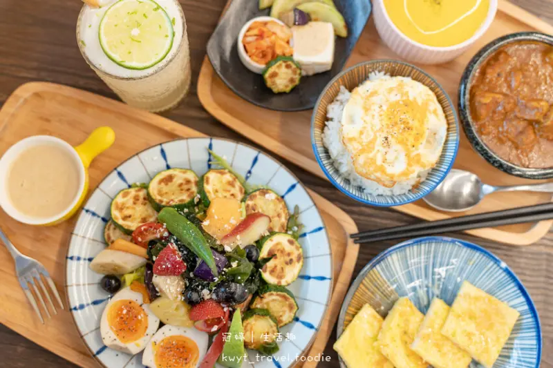 【阿飛早午餐】巷弄裡的森林系餐廳，台中東區早午餐推薦，澎派溫沙拉、特製噴香咖哩，Lalaport周邊美食推薦│菜單
