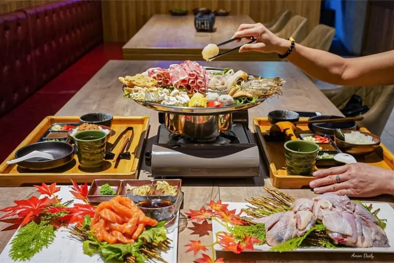 | 高雄美食 |澎湃的泰式紅咖哩鍋湯頭超讚好涮嘴/必吃鮭魚拉麵/宮鶴炙燒專門店