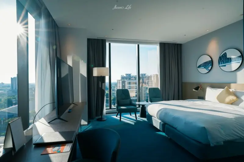 【桃園中壢│住宿】COZZI Blu 和逸飯店‧桃園館。以海洋為主題設計，連接X-Park、商場及華泰名品城，超方便 @Jason's Life
