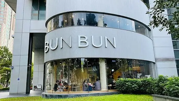 台中超美速食店【BUN BUN棒棒文心森林店】圓弧型玻璃屋/脆皮奶油麵包夾美味餡料超棒/招牌餐盒加85元升級BUN BOX/2022台中燈會