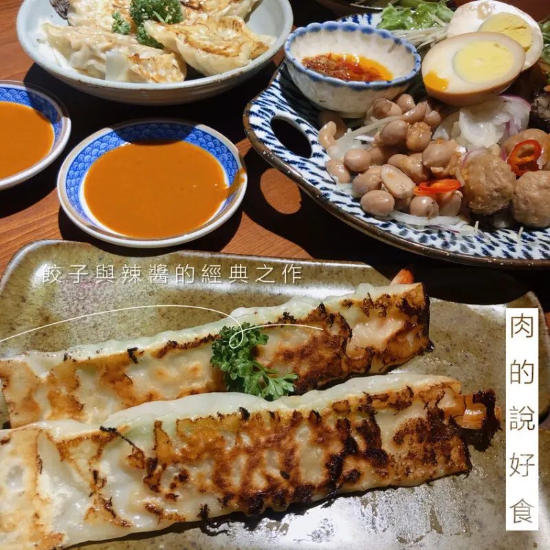 台北東區聚餐推薦：你有見過最長的餃子嗎？阿薄郎薄皮餃子台式小酒館-18cm薄皮煎餃，沾醬更對味！（忠孝敦化美食推薦/台北多人聚餐推薦）