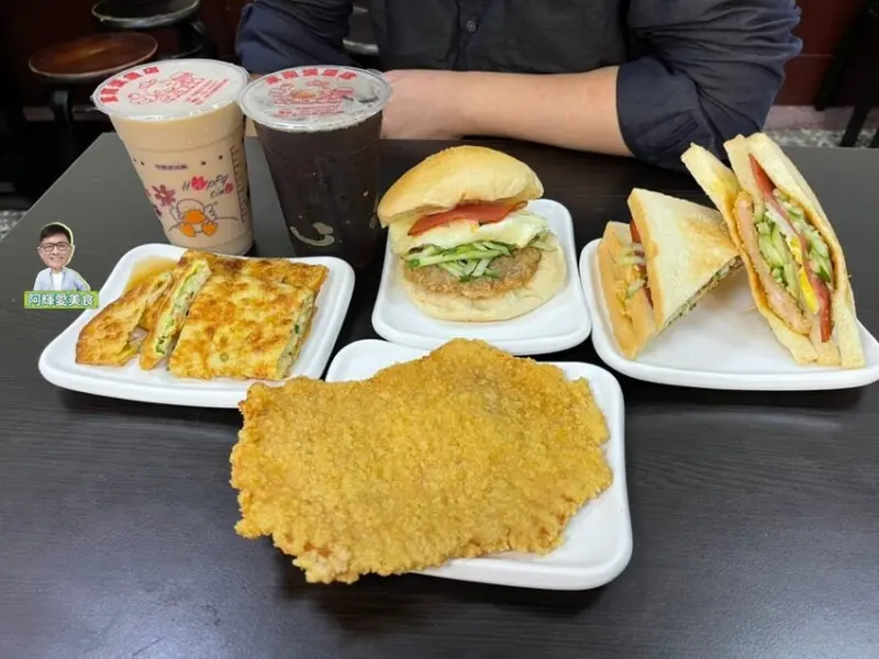 新竹|東南漢堡店。平價美味CP值高招牌豬肉漢堡。學生、小資族最愛的早餐。營業時間地址菜單