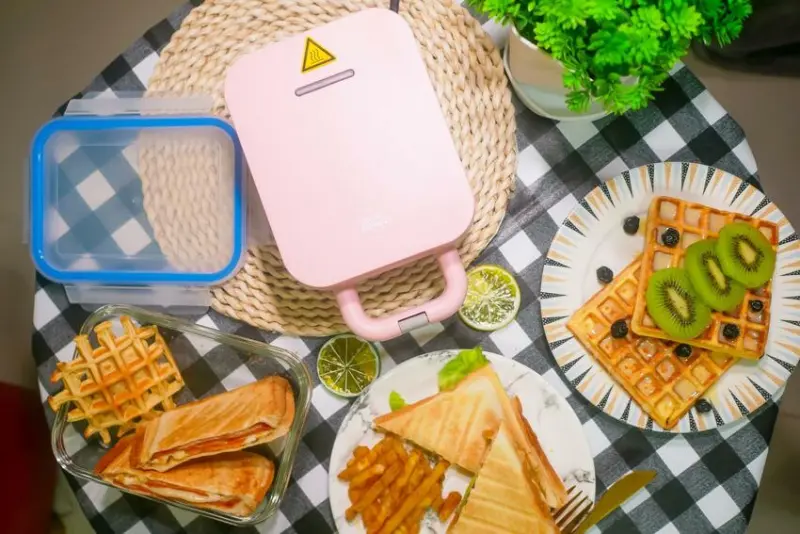 鍋寶熱壓吐司鬆餅機，加贈耐熱玻璃保鮮盒900ml。斜紋、格紋兩用雙烤盤，輕鬆DIY吐司日式鬆餅