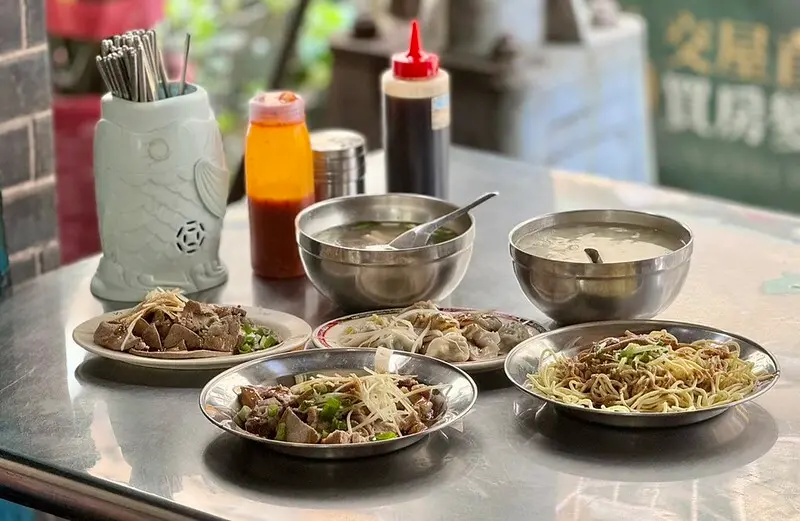 經典的三十年涼麵美味！南港小吃的闞記涼麵提供古早味米粉湯和黑白切，讓你在台北捷運站附近品嚐到傳統的美味。