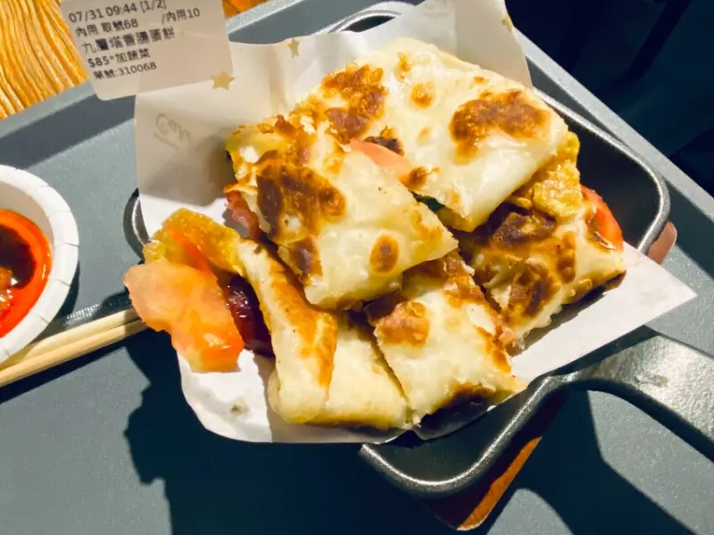 【台北 早餐】福洱商行，酥皮蛋餅專賣，多層次的餅皮搭上超台口味九層塔香腸--非常台灣味！