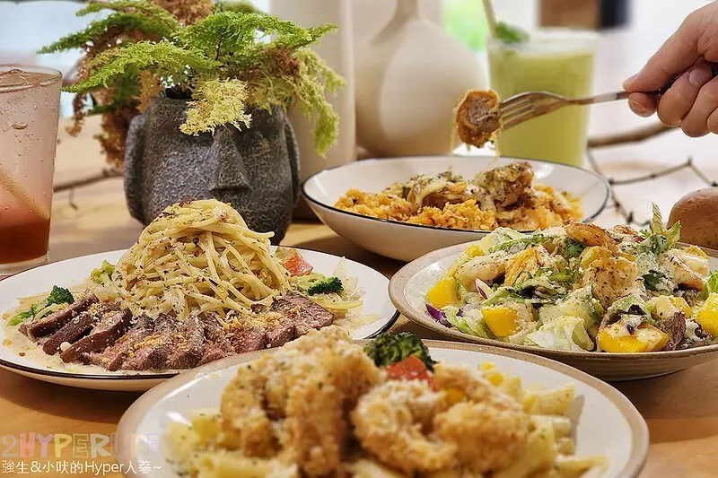 有著整片落地窗的清新系義式餐廳也有早午餐！新推出奶油蝦芒果優格沙拉好清爽呀～