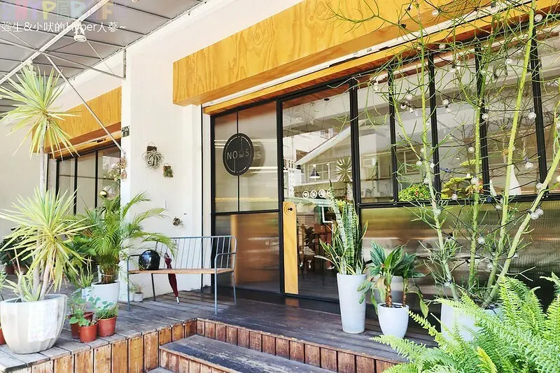 大片落地窗搭配綠意植栽露台好清新！中國醫周邊早午餐義大利麵專賣～