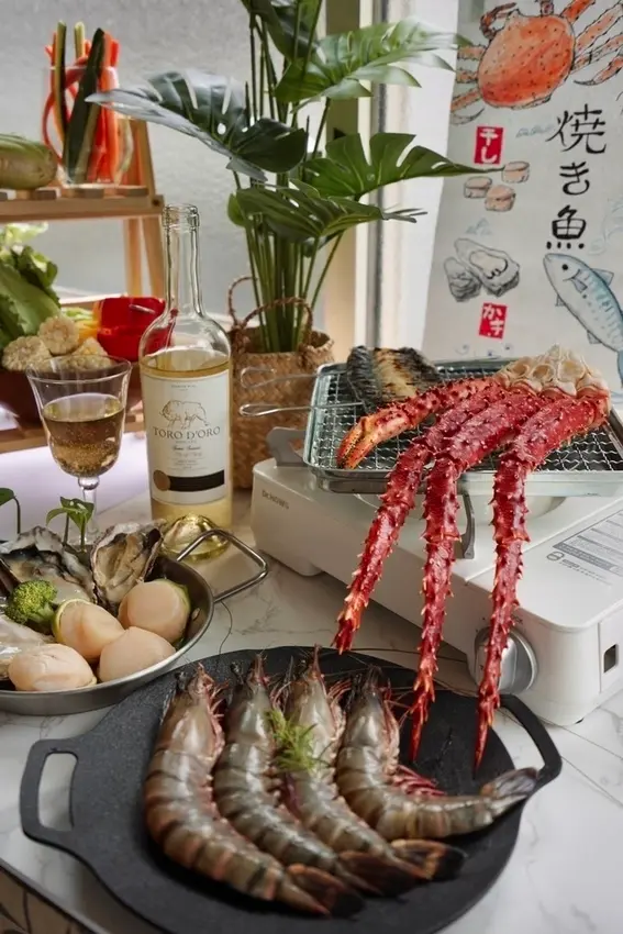 COAST - 來自全台最難訂海岸料理餐廳的限量頂級海鮮燒烤組，經典泰醬搭配帝王蟹腳、北海道干貝、頂級草蝦，在家也能享受極品饗宴