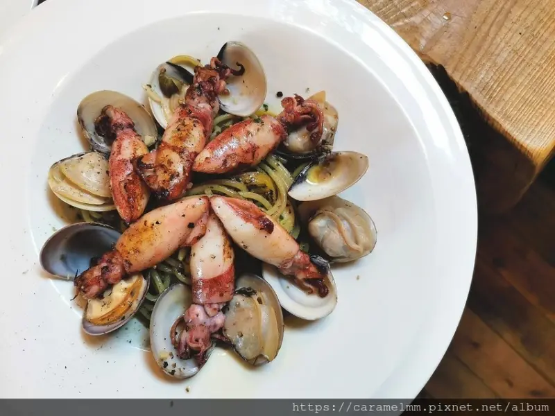 【新北金山】貪心咖啡館 義式料理 義大利麵 咖啡甜點 紅磚瓦老式建築 食不厭姊妹店 獅頭山公園 燭檯雙嶼 金山美食 金山一日遊