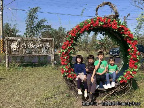 【宜蘭冬山】「七路咖啡ナナロコーヒー．古厝老宅改建的親子餐廳（兒童遊戲區/戶外草坪/沙池/罵子蛋/創意炸物拼盤/菜瓜布蛋糕）