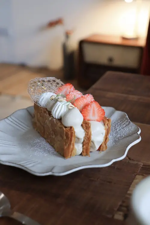 永和質感咖啡廳高顏值甜點推薦 草莓麥茶千層 伯爵茶布丁