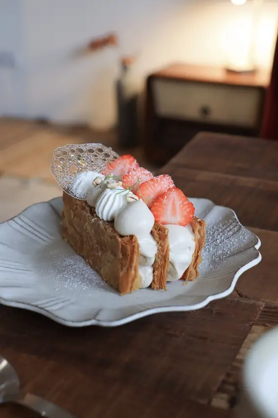 永和質感咖啡廳高顏值甜點推薦 草莓麥茶千層 伯爵茶布丁