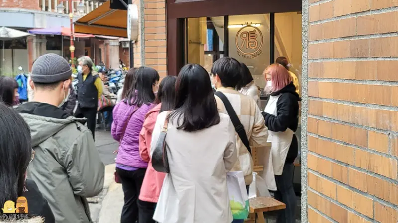 迪化街巨無霸草莓大福-2022台北大稻埕超夯排隊人氣美食，超大顆草莓搭配紅豆餡，排隊排超久(價格菜單)