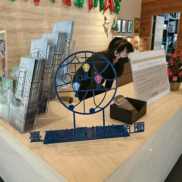 台東縣台東市台東鐵花商圈。熱鬧商圈吃喝玩樂樣樣通包，精選5商店，快來安排個多日遊迎新年