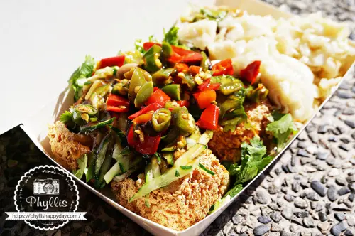 『義興公園臭豆腐』超澎湃酥脆臭豆腐｜銅板價！超巨量生辣椒、小黃瓜絲、香菜、泡菜任你吃！平鎮必吃美食！ - 相片中的菲莉絲